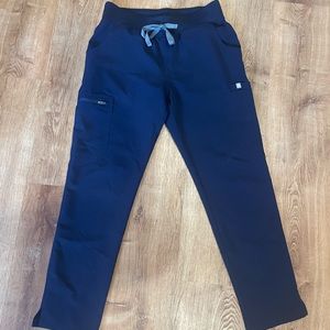Yola Petite skinny scrub pant 2.0. Color-Navy. Size-small petite.